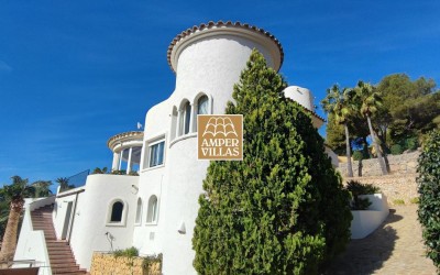 Fantastic villa with panoramic sea views.